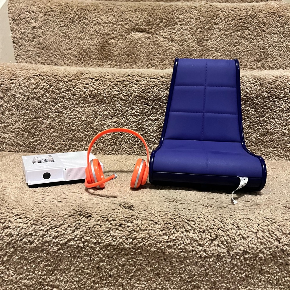 Gaming Set *please note that the chair is out of battery’s or no longer works!